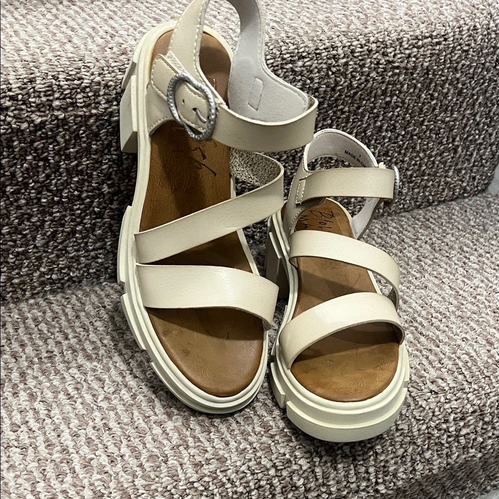 Elegant Cream Sandals with Buckle Detail